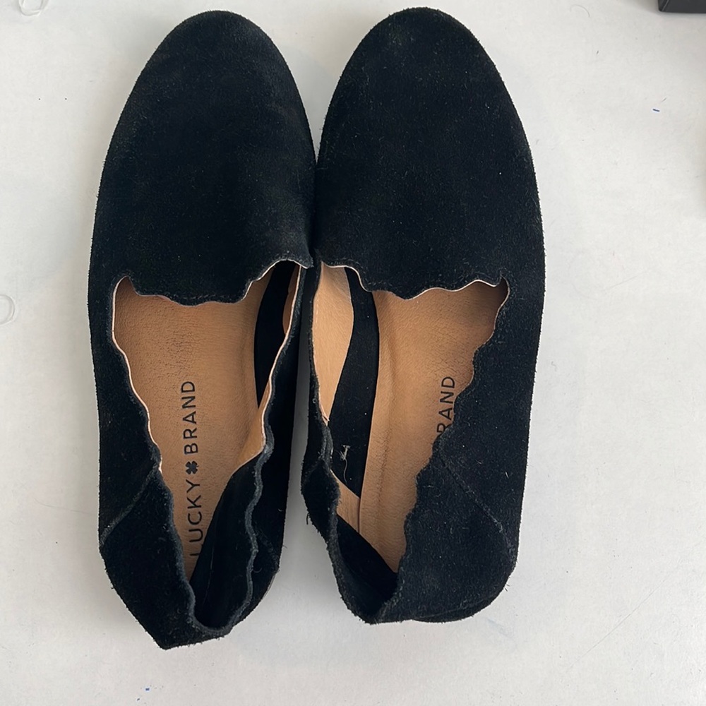 Black curvy sandals